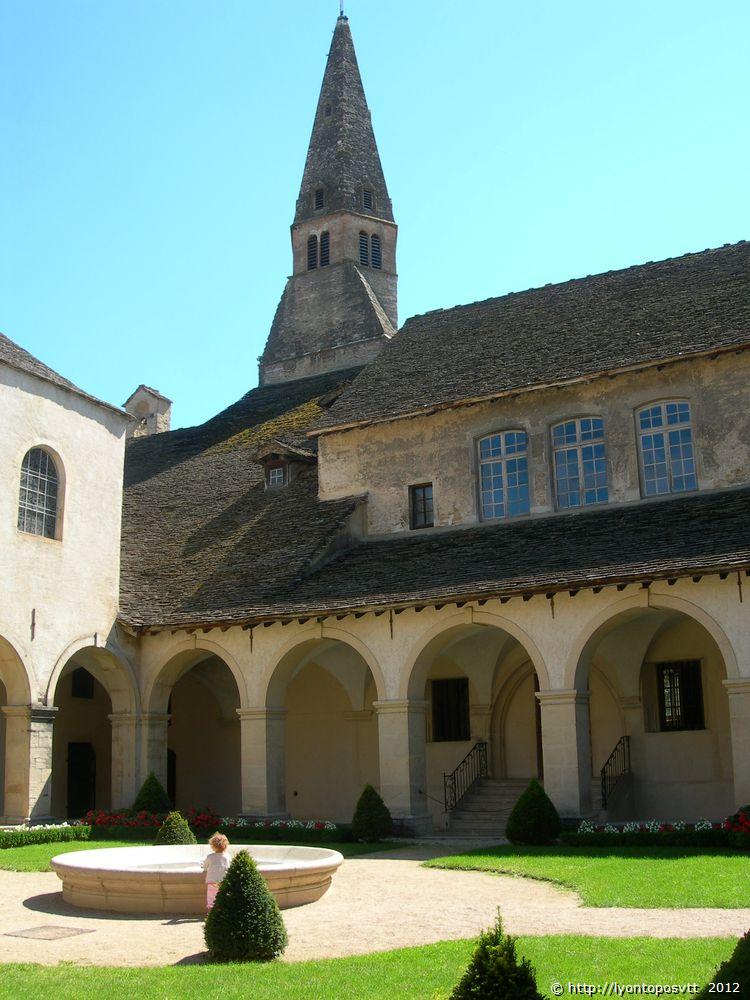 tour-plateau-cremieu01.jpg 
750 x 1,000 JPEG-compressed image 
(127,837 bytes)